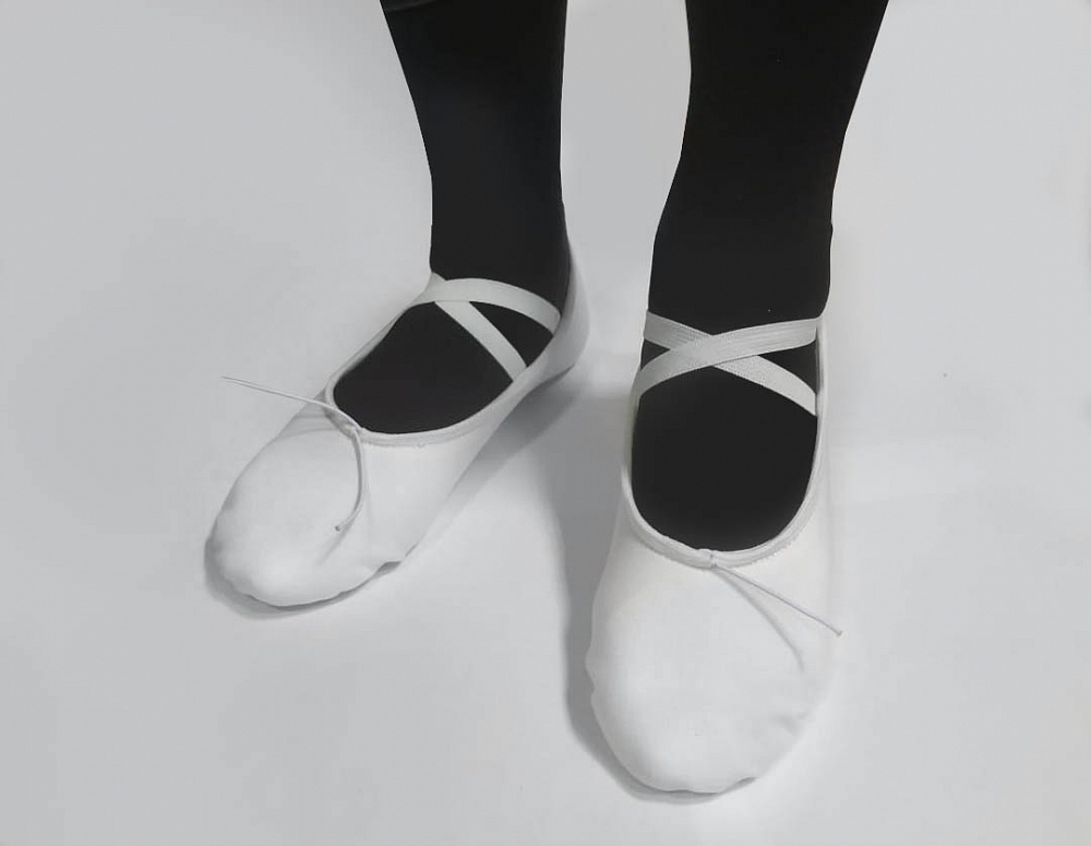 Белые балетки на ноге