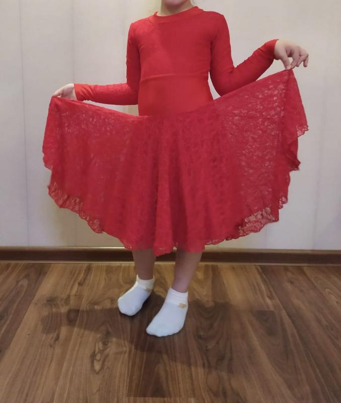 Красное рейтинговое платье с гипюром