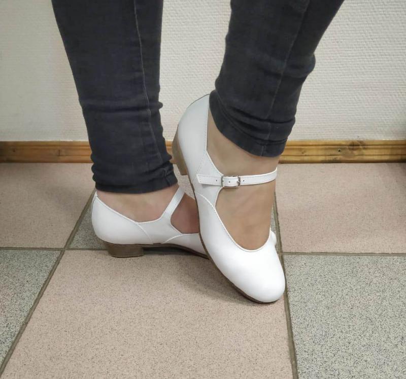 Туфли белые для народных танцев