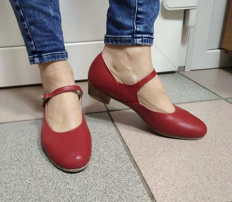 Красные туфли для народного танца 