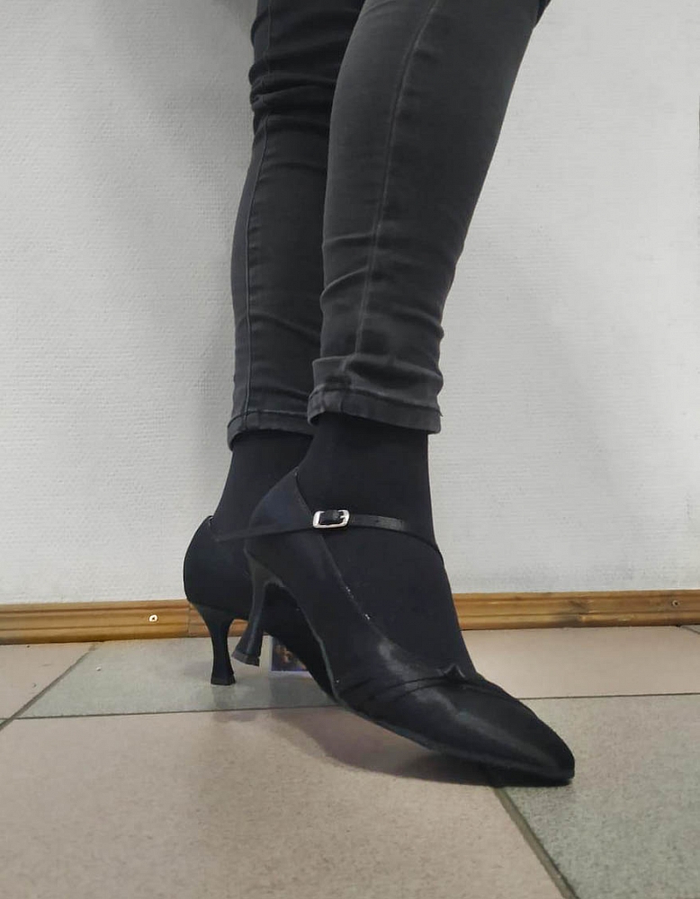 Сатиное черные туфли для стандарта на ноге