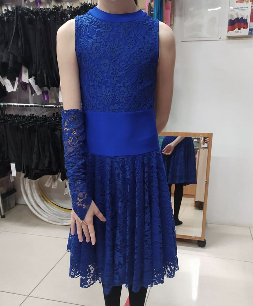Синее рейтинговое платье с гипюром и перчатками