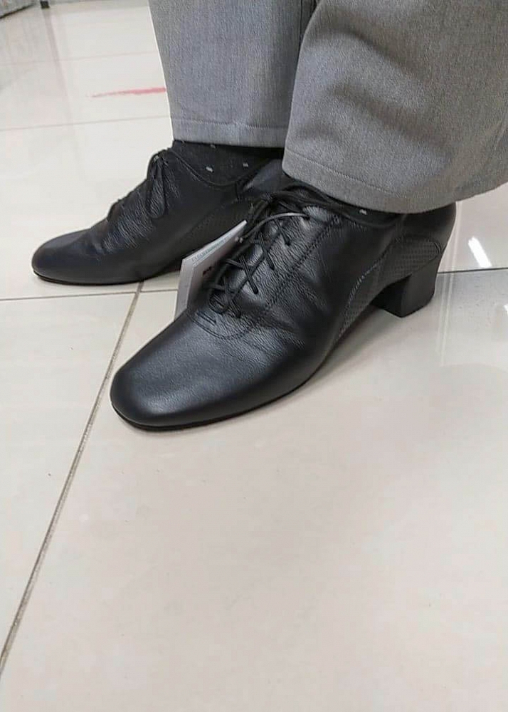 Мужские кожаные туфли для латиноамериканских танцев - фото на ноге с брюками