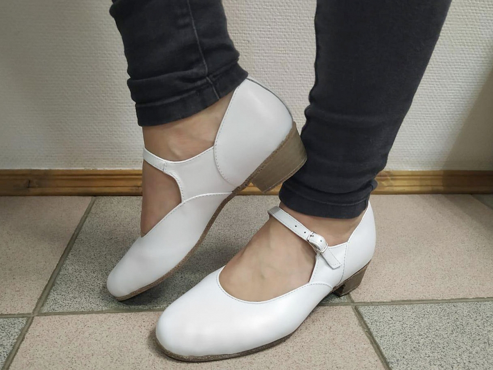 Белые туфли для народных танцев на ноге