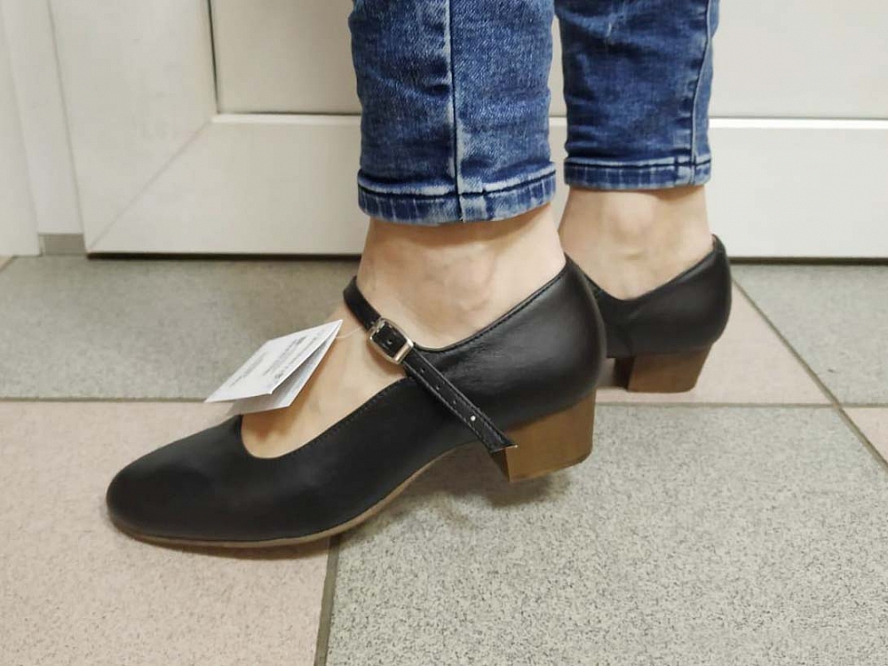 Примерка - черные туфли для народныхтанцев на ноге
