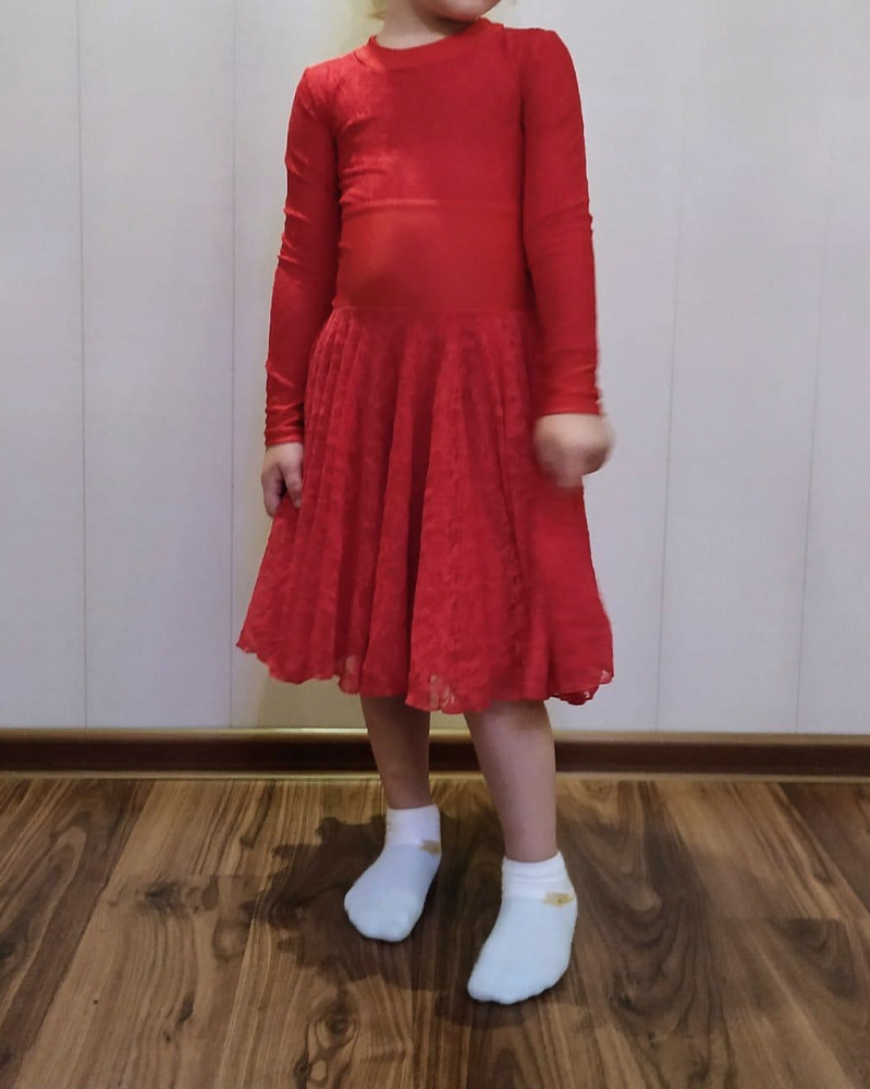 Красное рейтинговое платье с гипюром