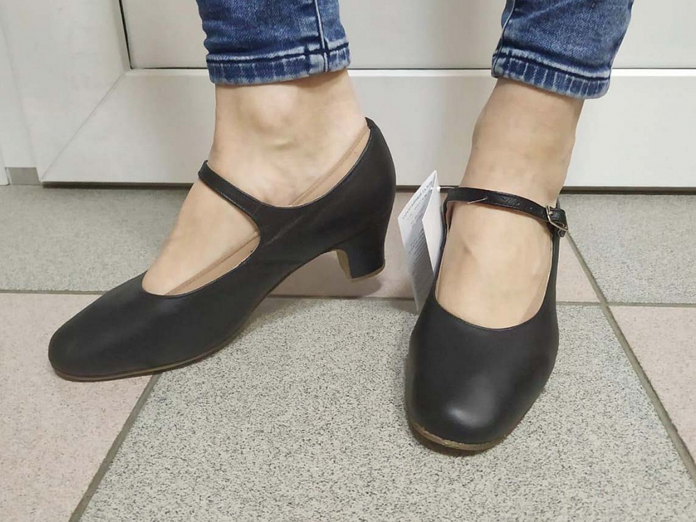 Черные туфли для народных танцев