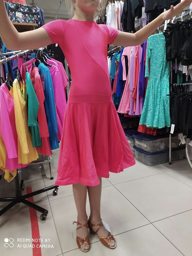 Коралловое рейтинговое платье на девочке