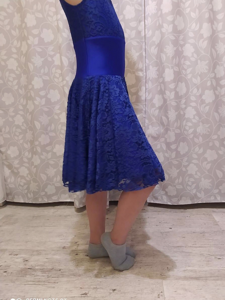 Синее рейтинговое платье с перчатками