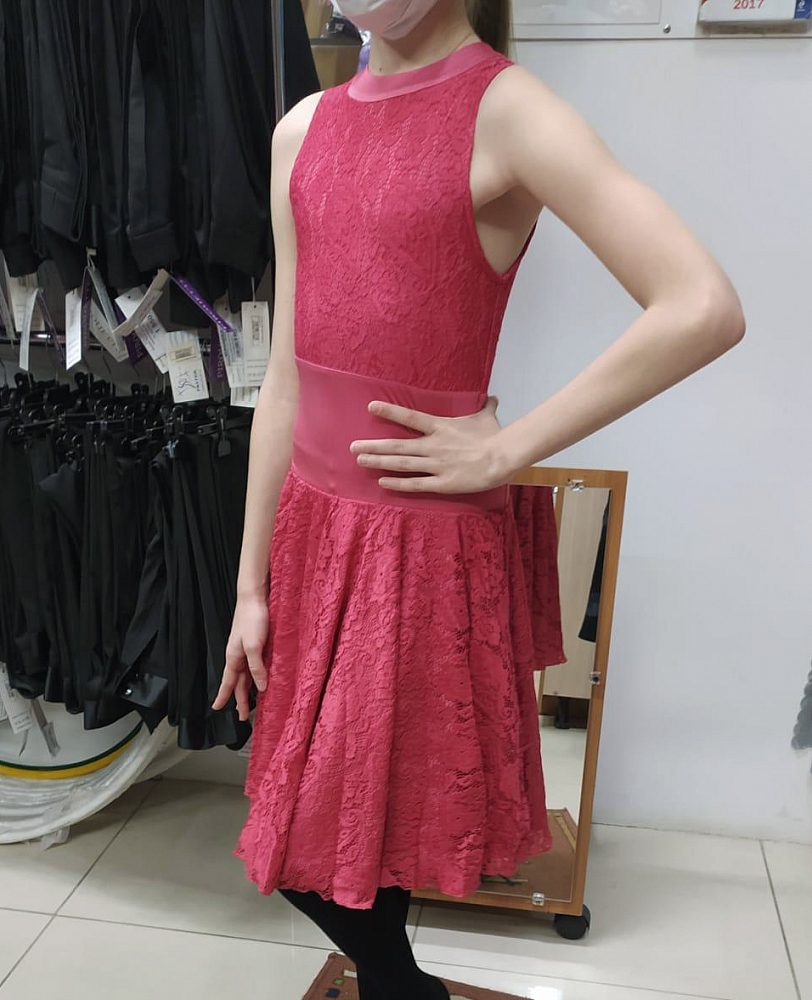 Рейтинговое платье кораллового цвета гипюровое